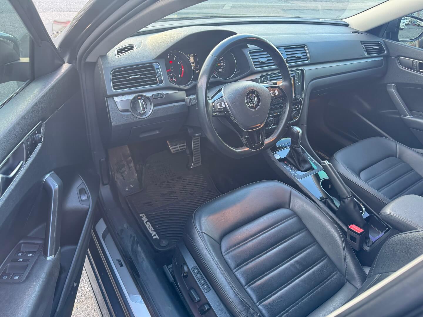 2018 Volkswagen Passat R-Line